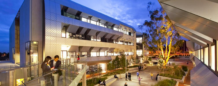 8-3-2019/deakin-uni-du-hoc-uc-17.jpg